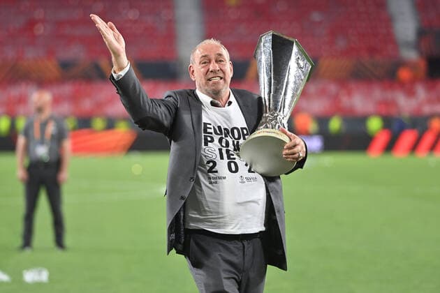 Sport Themen der Woche KW20 Sport Bilder des Tages Peter FISCHER (Praesident F), mit Pokal,Cup,Trophaee, Einzelbild,angeschnittenes Einzelmotiv,Halbfigur,halbe Figur. Fussball Europa League, Finale Eintracht Frankfurt - Glasgow Rangers 5-4 i.E am 18.05.2022 in Sevilla Estadio Ramon Sanchez-Pizjuan *** Peter FISCHER president F, with cup, trophy, single picture, cut single motive, half figure, half figure football Europe League, final Eintracht Frankfurt Glasgow Rangers 5 4 i E on 18 05 2022 in Sevilla Estadio Ramon Sanchez Pizjuan