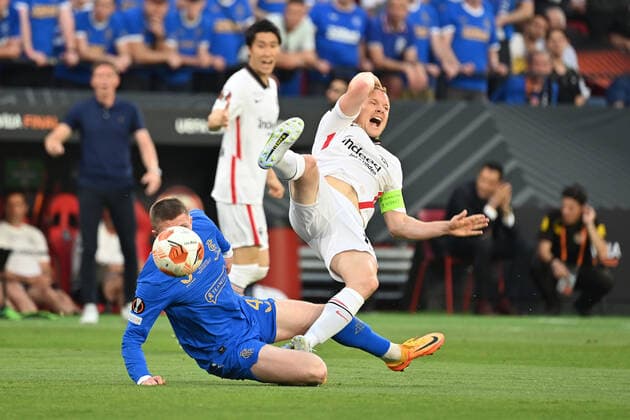 v.li: Scott Wright (Rangers FC), Aktion,Zweikampf gegen Sebastian Rode (Eintracht Frankfurt),der dabei eine Platzwunde erleidet. Fussball Europa League, Finale Eintracht Frankfurt - Glasgow Rangers 5-4 i.E am 18.05.2022 in Sevilla Estadio Ramon Sanchez-Pizjuan
