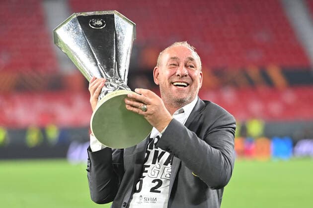 Peter FISCHER (Praesident F), mit Pokal,Cup,Trophaee, Einzelbild,angeschnittenes Einzelmotiv,Halbfigur,halbe Figur. Fussball Europa League, Finale Eintracht Frankfurt - Glasgow Rangers 5-4 i.E am 18.05.2022 in Sevilla Estadio Ramon Sanchez-Pizjuan