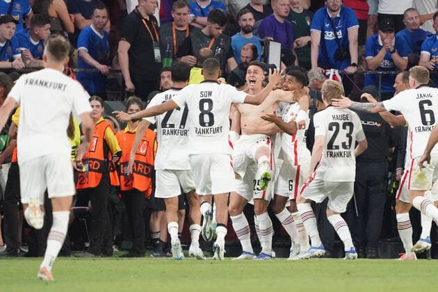 Siegesjubel Eintracht Frankfurt um Rafael Santos Borre (Eintracht Frankfurt) - Sevilla 18.05.2022: Eintracht Frankfurt vs. Glasgow Rangers, UEFA Europa League Finale, Ramon Sanchez Pizjuan Stadion Sevilla