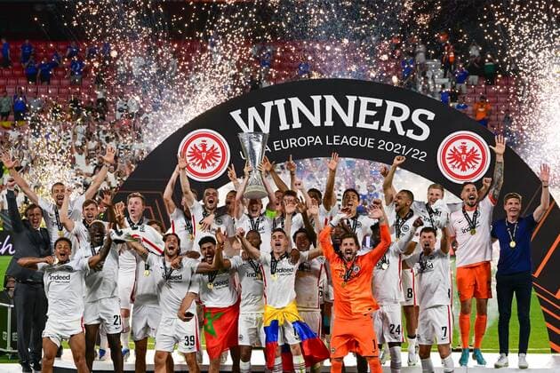 Mannschaft bejubelt den Titelgewinn, Eintracht Frankfurt vs. Glasgow Rangers, Europa League, Finale, 18.05.2022