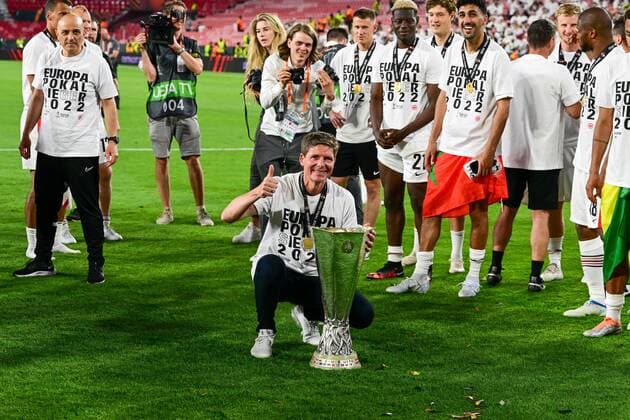 Chef-Trainer Oliver Glasner (Eintracht Frankfurt) mit Pokal, Eintracht Frankfurt vs. Glasgow Rangers, Europa League, Finale, 18.05.2022