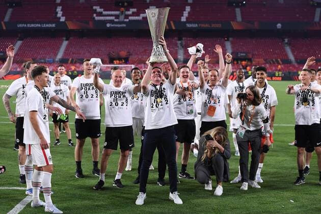Fußball Europa League Finale Eintracht Frankfurt - Glasgow Rangers am 18.05.2022 im Estadio Ramon Sanchez-Pizjuan in Sevilla Eintracht Frankfurt gewinnt die UEFA Europa League 2021 2022 Oliver Glasner ( Trainer Cheftrainer Frankfurt ) streckt den UEFA-Cup Pokal Trophäe in die Höhe und feiert den Sieg mit den Fans