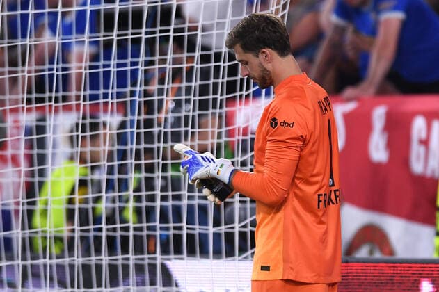Fußball Europa League Finale Eintracht Frankfurt - Glasgow Rangers am 18.05.2022 im Estadio Ramon Sanchez-Pizjuan in Sevilla Elfmeter Elfmeterschießen Kevin Trapp ( Frankfurt ) schaut auf seine Trinkflasche