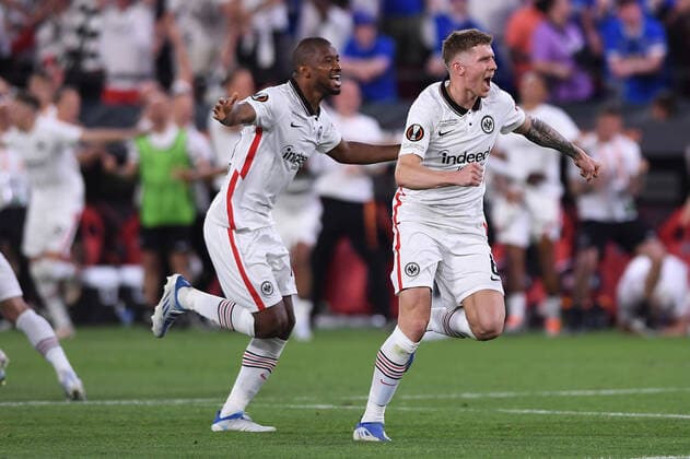 Fußball Europa League Finale Eintracht Frankfurt - Glasgow Rangers am 18.05.2022 im Estadio Ramon Sanchez-Pizjuan in Sevilla Elfmeter Elfmeterschießen Jubel Freude Emotionen Almamy Toure ( Frankfurt ), Kristijan Jakic ( Frankfurt ) feiern den Sieg und Gewinn der Europa League