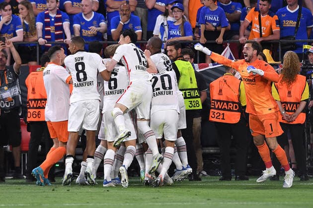 Fußball Europa League Finale Eintracht Frankfurt - Glasgow Rangers am 18.05.2022 im Estadio Ramon Sanchez-Pizjuan in Sevilla Elfmeter Elfmeterschießen Jubel Freude Emotionen Kristijan Jakic ( Frankfurt ), Jens Petter Hauge ( Frankfurt ), Kevin Trapp ( Frankfurt ), Makoto Hasebe ( Frankfurt ), Ansgar Knauff ( Frankfurt ), Almamy Toure ( Frankfurt ), Rafael Borre ( Frankfurt ), Djibril Sow ( Frankfurt ), Daichi Kamada ( Frankfurt ) feiern den Sieg und Gewinn der Europa League