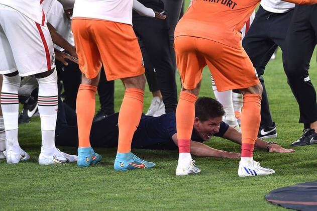 Fußball Europa League Finale Eintracht Frankfurt - Glasgow Rangers am 18.05.2022 im Estadio Ramon Sanchez-Pizjuan in Sevilla Oliver Glasner ( Trainer Cheftrainer Frankfurt ) rutscht auf dem Boden durch das Spalier seiner Mannschaft und feiert den Sieg und den Gewinn der Europa League