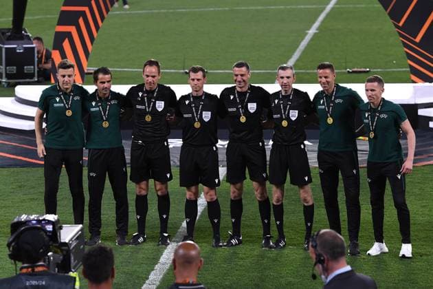 Fußball Europa League Finale Eintracht Frankfurt - Glasgow Rangers am 18.05.2022 im Estadio Ramon Sanchez-Pizjuan in Sevilla Siegerehrung Schiedsrichter Slavko Vincic, Srdjan Jovanovic, Tomaz Klancnik, Andraz Kovacic, Pol van Boekel, Jure Praprotnik, Alejandro Hernandez, Roberto Diaz