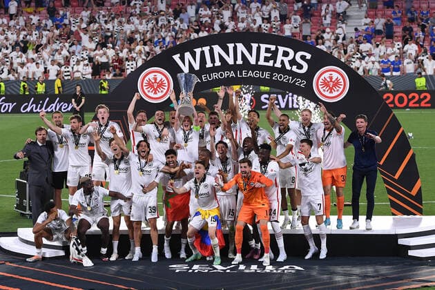 Fußball Europa League Finale Eintracht Frankfurt - Glasgow Rangers am 18.05.2022 im Estadio Ramon Sanchez-Pizjuan in Sevilla Eintracht Frankfurt gewinnt die UEFA Europa League 2021 2022 Sebastian Rode ( Frankfurt ) streckt den UEFA-Cup Pokal Trophäe in die Höhe