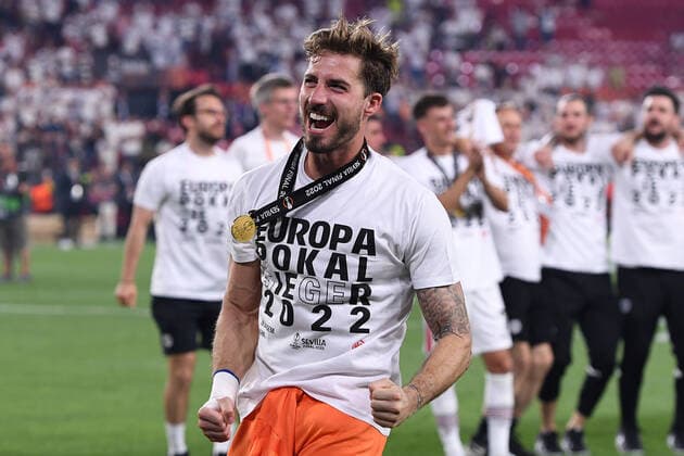Fußball Europa League Finale Eintracht Frankfurt - Glasgow Rangers am 18.05.2022 im Estadio Ramon Sanchez-Pizjuan in Sevilla Kevin Trapp ( Frankfurt ) feiert den Gewinn der Europa League mit den Fans
