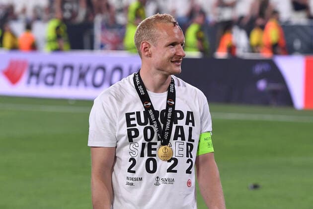 Fußball Europa League Finale Eintracht Frankfurt - Glasgow Rangers am 18.05.2022 im Estadio Ramon Sanchez-Pizjuan in Sevilla Sebastian Rode ( Frankfurt ) feiert den Gewinn der Europa League mit den Fans
