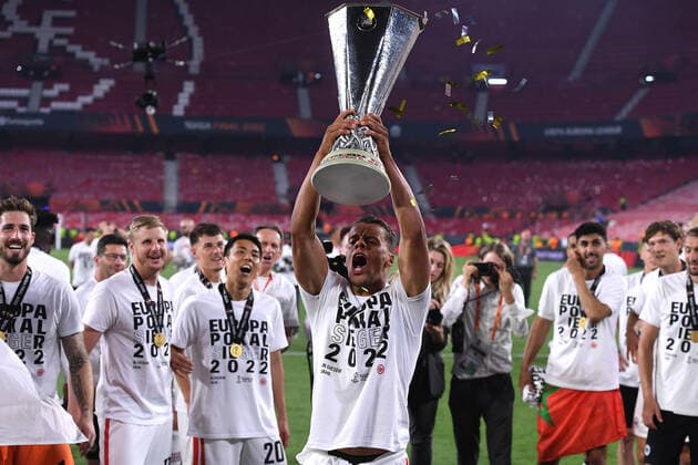 Fußball Europa League Finale Eintracht Frankfurt - Glasgow Rangers am 18.05.2022 im Estadio Ramon Sanchez-Pizjuan in Sevilla Timothy Chandler ( Frankfurt ) feiert den Gewinn der Europa League mit den Fans Pokal Trophäe