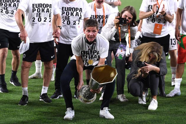 Fußball Europa League Finale Eintracht Frankfurt - Glasgow Rangers am 18.05.2022 im Estadio Ramon Sanchez-Pizjuan in Sevilla Oliver Glasner ( Trainer Cheftrainer Frankfurt ) feiert den Gewinn der Europa League mit den und streckt den UEFA Cup Pokal Trophäe in die Höhe
