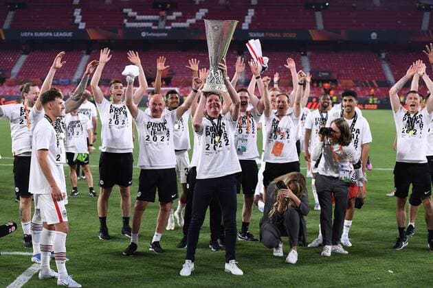 Fußball Europa League Finale Eintracht Frankfurt - Glasgow Rangers am 18.05.2022 im Estadio Ramon Sanchez-Pizjuan in Sevilla Oliver Glasner ( Trainer Cheftrainer Frankfurt ) feiert den Gewinn der Europa League mit den und streckt den UEFA Cup Pokal Trophäe in die Höhe