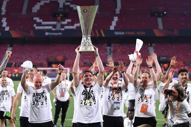 Fußball Europa League Finale Eintracht Frankfurt - Glasgow Rangers am 18.05.2022 im Estadio Ramon Sanchez-Pizjuan in Sevilla Oliver Glasner ( Trainer Cheftrainer Frankfurt ) feiert den Gewinn der Europa League mit den und streckt den UEFA Cup Pokal Trophäe in die Höhe