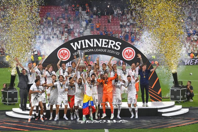 IMAGO Iconic Moments, Fußball Teamfoto,Team,Mannschaft,Mannschaftsfoto mit Pokal,Cup,Trophaee, Jubel,Freude,Begeisterung, Siegerehrung, Fussball Europa League, Finale Eintracht Frankfurt - Glasgow Rangers 5-4 i.E am 18.05.2022 in Sevilla Estadio Ramon Sanchez-Pizjuan