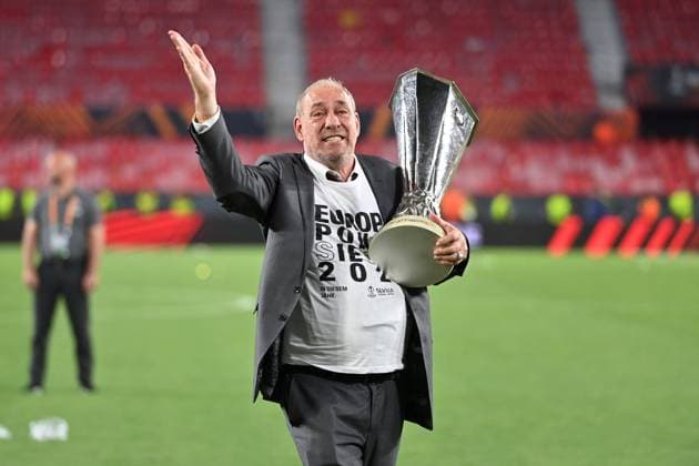 Peter FISCHER (Praesident F), mit Pokal,Cup,Trophaee, Einzelbild,angeschnittenes Einzelmotiv,Halbfigur,halbe Figur. Fussball Europa League, Finale Eintracht Frankfurt - Glasgow Rangers 5-4 i.E am 18.05.2022 in Sevilla Estadio Ramon Sanchez-Pizjuan