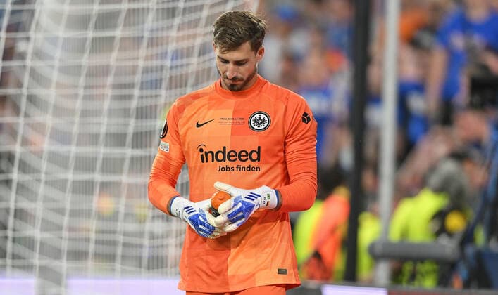 18.05.2022, xfux, Fussball UEFA Europa League Finale 2022, Eintracht Frankfurt - Glasgow Rangers, emonline, emspor, v.l. Elfmeterschiessen Kevin Trapp (Eintracht Frankfurt) Trinkflasche mit Hinweisen zu den Schuetzen der Rangers Spickzettel (DFL DFB REGULATIONS PROHIBIT ANY USE OF PHOTOGRAPHS as IMAGE SEQUENCES and or QUASI-VIDEO) Sevilla
