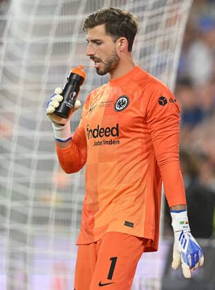 18.05.2022, xfux, Fussball UEFA Europa League Finale 2022, Eintracht Frankfurt - Glasgow Rangers, emonline, emspor, v.l. Elfmeterschiessen Kevin Trapp (Eintracht Frankfurt) Trinkflasche mit Hinweisen zu den Schuetzen der Rangers Spickzettel (DFL DFB REGULATIONS PROHIBIT ANY USE OF PHOTOGRAPHS as IMAGE SEQUENCES and or QUASI-VIDEO) Sevilla