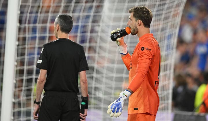 18.05.2022, xfux, Fussball UEFA Europa League Finale 2022, Eintracht Frankfurt - Glasgow Rangers, emonline, emspor, v.l. Elfmeterschiessen Kevin Trapp (Eintracht Frankfurt) Trinkflasche mit Hinweisen zu den Schuetzen der Rangers Spickzettel (DFL DFB REGULATIONS PROHIBIT ANY USE OF PHOTOGRAPHS as IMAGE SEQUENCES and or QUASI-VIDEO) Sevilla