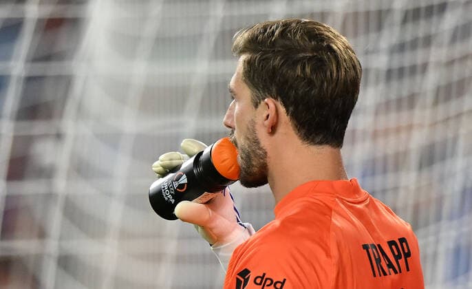18.05.2022, xfux, Fussball UEFA Europa League Finale 2022, Eintracht Frankfurt - Glasgow Rangers, emonline, emspor, v.l. Elfmeterschiessen Kevin Trapp (Eintracht Frankfurt) Trinkflasche mit Hinweisen zu den Schuetzen der Rangers Spickzettel (DFL DFB REGULATIONS PROHIBIT ANY USE OF PHOTOGRAPHS as IMAGE SEQUENCES and or QUASI-VIDEO) Sevilla