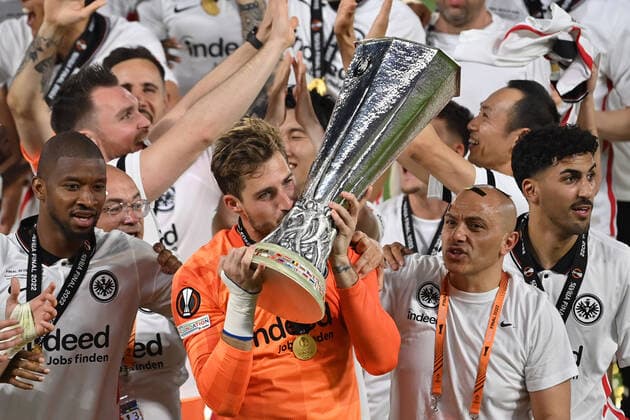 Torwart Kevin TRAPP (Eintracht Frankfurt) kuesst den Pokal,Cup,Trophaee, Siegerehrung. Fussball Europa League, Finale Eintracht Frankfurt - Glasgow Rangers 5-4 i.E am 18.05.2022 in Sevilla Estadio Ramon Sanchez-Pizjuan