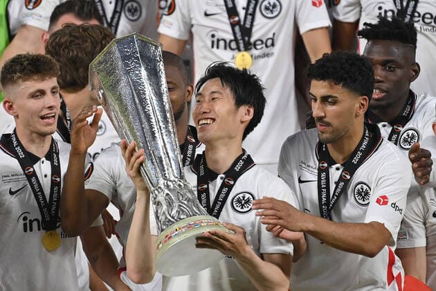 Teamfoto,Team,Mannschaft,Mannschaftsfoto, Daichi KAMADA (Eintracht Frankfurt) mit Pokal,Cup,Trophaee, Jubel,Freude,Begeisterung, Siegerehrung. Fussball Europa League, Finale Eintracht Frankfurt - Glasgow Rangers 5-4 i.E am 18.05.2022 in Sevilla Estadio Ramon Sanchez-Pizjuan