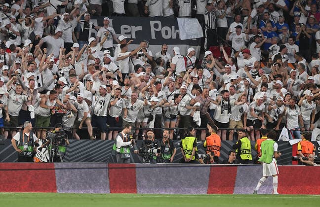 18.05.2022, xfux, Fussball UEFA Europa League Finale 2022, Eintracht Frankfurt - Glasgow Rangers, emonline, emspor, v.l. Fans Eintracht Frankfurt, Stimmung, Schals, (DFL DFB REGULATIONS PROHIBIT ANY USE OF PHOTOGRAPHS as IMAGE SEQUENCES and or QUASI-VIDEO) Sevilla