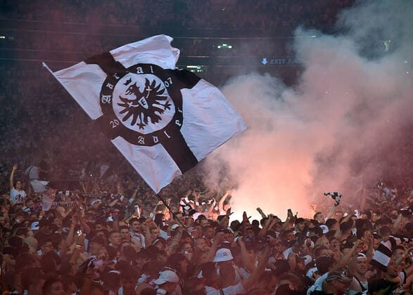 18.05.2022, xhbx, Fussball UEFA Europa League Finale 2022 Public Viewing, Eintracht Frankfurt - Glasgow Rangers emspor, v.l. Eintracht Frankfurt Fans jubeln jubelt nach Spielende. Bengalos, Rauch (DFL DFB REGULATIONS PROHIBIT ANY USE OF PHOTOGRAPHS as IMAGE SEQUENCES and or QUASI-VIDEO) Frankfurt am Main