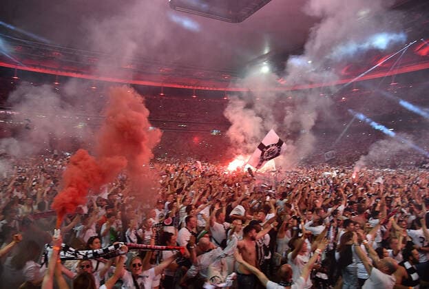 18.05.2022, xhbx, Fussball UEFA Europa League Finale 2022 Public Viewing, Eintracht Frankfurt - Glasgow Rangers emspor, v.l. Eintracht Frankfurt Fans jubeln jubelt nach Spielende. Bengalos, Rauch (DFL DFB REGULATIONS PROHIBIT ANY USE OF PHOTOGRAPHS as IMAGE SEQUENCES and or QUASI-VIDEO) Frankfurt am Main