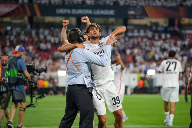 Goncalo Paciencia (Eintracht Frankfurt, 39) feiert mit einem Uefa mitarbeiter, Eintracht Frankfurt vs. Glasgow Rangers, Fussball, Europa League, Finale, Saison 2021 2022, 18.05.2022, Eintracht Frankfurt vs. Glasgow Rangers, Fussball, Europa League, Finale, Saison 2021 2022, 18.05.2022 Sevilla Copyright: xEibner-Pressefotox EP_MBL