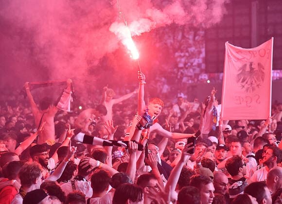 18.05.2022, xhbx, Fussball UEFA Europa League Finale 2022 Public Viewing, Eintracht Frankfurt - Glasgow Rangers emspor, v.l. Eintracht Frankfurt Fans jubeln jubelt, Bengalos, Rauch (DFL DFB REGULATIONS PROHIBIT ANY USE OF PHOTOGRAPHS as IMAGE SEQUENCES and or QUASI-VIDEO) Frankfurt am Main