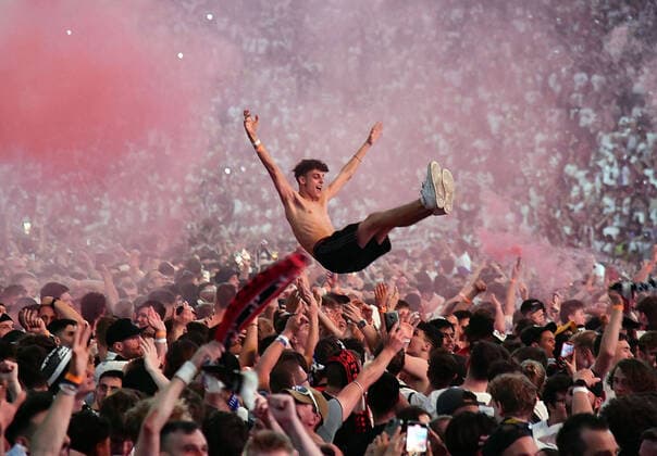 18.05.2022, xhbx, Fussball UEFA Europa League Finale 2022 Public Viewing, Eintracht Frankfurt - Glasgow Rangers emspor, v.l. Eintracht Frankfurt Fans jubeln jubelt nach Spielende. Bengalos, Rauch (DFL DFB REGULATIONS PROHIBIT ANY USE OF PHOTOGRAPHS as IMAGE SEQUENCES and or QUASI-VIDEO) Frankfurt am Main