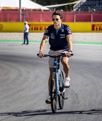 2022-05-19 10:45:50 BARCELONA - Driver Nyck de Vries of the Williams team explores the course ahead of the Spanish Grand Prix. The 27-year-old Dutchman drives for the first time in Formula 1 during the first free practice. REMKO DE WAAL netherlands out - belgium out Barcelona xVIxxIVx