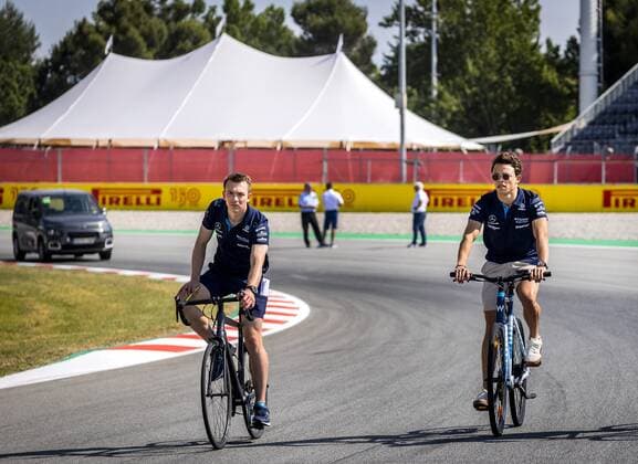 2022-05-19 10:45:50 BARCELONA - Driver Nyck de Vries (R) of the Williams team explores the route ahead of the Spanish Grand Prix. The 27-year-old Dutchman drives for the first time in Formula 1 during the first free practice. REMKO DE WAAL netherlands out - belgium out Barcelona xVIxxIVx