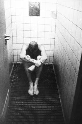 A disconsolate Richard Dunn sits in the shower following his knockout defeat to Muhammad Ali in Munich, West Germany. , Richard Dunn Olympiahalle, Munich, Germany, VM SPO Richard Dunn shower.jpg, Richard Dunn, Muhammad Ali, shower, fight, knockout, Munich, Germany, Olympiahalle Copyright: xVarleyxMedia x