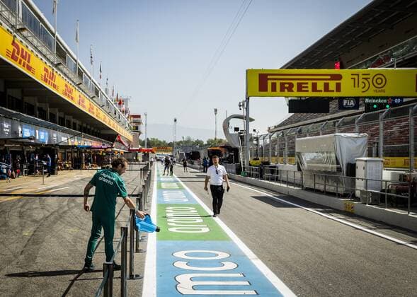 2022-05-19 10:56:16 BARCELONA - The pitlane with the garages of the different teams on the Circuit de Barcelona-Catalunya on the Thursday before the Grand Prix of Spain. REMKO DE WAAL netherlands out - belgium out Barcelona xVIxxIVx