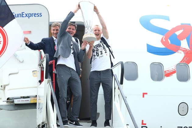 Trainer Oliver Glasner (links) und Sebastian Rode mit dem Pokal Landung, Ankunft, Empfang und Feier von Europa League-Gewinner Eintracht Frankfurt, Fussball 19.05.2022 Landung, Ankunft, Empfang und Feier von Europa League-Gewinner Eintracht Frankfurt, Fussball 19.05.2022 Frankfurt Copyright: xEibner-Pressefotox EP_RWS