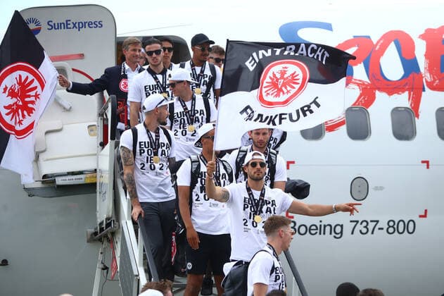 Die Mannschaft von Eintracht Frankfurt steigt aus dem Flugzeug aus nach der Landung auf dem Frankfurter Flughafen Landung, Ankunft, Empfang und Feier von Europa League-Gewinner Eintracht Frankfurt, Fussball 19.05.2022 Landung, Ankunft, Empfang und Feier von Europa League-Gewinner Eintracht Frankfurt, Fussball 19.05.2022 Frankfurt Copyright: xEibner-Pressefotox EP_RWS