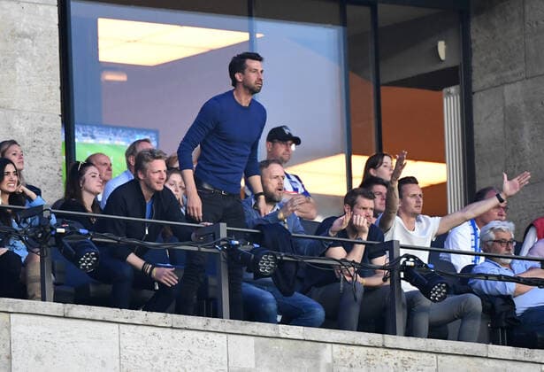 Fussball, Herren, Saison 2021 22, Relegation zur 1. Bundesliga (Hinspiel), Hertha BSC - Hamburger SV, Sportvorstand Jonas Boldt (stehend, HSV) auf der Tribüne, 19.05. 2022, Copyright: xSebastianxRäppoldx xMatthiasxKochx