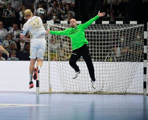 Tor von Patrick Wiencek (THW Kiel, 17) gegen Vincent Gerard (PSG, 1), Handball, Männer, THW Kiel vs Paris St. Germain, Champions-League, Saison 2021 2022, Viertelfinale, Rückspiel, 19.05.22 Kiel Wunderino-Arena Schleswig-Holstein Germany