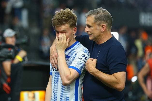 19.05.2022, xtgx, Fussball Relegation 1. Bundesliga, Hertha BSC Berlin - Hamburger SV emspor, v.l. Maximilian Mittelstädt (Mittelstaedt, Hertha, 17) wird von Stefan Kuntz getroestet (DFL DFB REGULATIONS PROHIBIT ANY USE OF PHOTOGRAPHS as IMAGE SEQUENCES and or QUASI-VIDEO) Berlin *** 19 05 2022, xtgx, football relegation 1 Bundesliga, Hertha BSC Berlin Hamburger SV emspor, v l Maximilian Mittelstädt Mittelstaedt, Hertha, 17 will getroestet by Stefan Kuntz DFL DFB REGULATES PROHIBIT ANY USE OF PHOTOGRAPHS as IMAGE SEQUENCES and or QUASI VIDEO Berlin