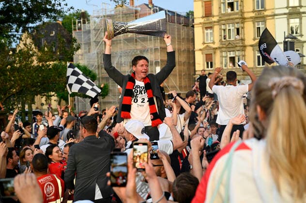 Europapokal Sieger 2022 Eintracht Frankfurt 19.05.2022 Frankfurt UEFA EURO, EM, Europameisterschaft,Fussball League Sieger Eintracht Frankfurt kommt zurück nach Frankfurt. Im Bild: Autocorso mit der Mannschaft fährt über die Untermain Brücke, Oliver Glasner mit dem Pokal. Frankfurt Frankfurt Hessen Germany