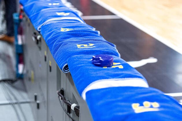 Symbolbild, Symbolfoto, Team, Mannschaft, Handtuch, Mannschaftsbank Brose Bamberg vs. Alba Berlin, Basketball, easyCredit BBL, Playoff Viertelfinale 3. Spieltag, 19.05.2022 Brose Bamberg vs. Alba Berlin, Basketball, easyCredit BBL, Playoff Viertelfinale 3. Spieltag, 19.05.2022 Bamberg *** Symbol image, symbol photo, team, towel, team bench Brose Bamberg vs Alba Berlin, basketball, easyCredit BBL, playoff quarterfinal 3 matchday, 19 05 2022 Brose Bamberg vs Alba Berlin, basketball, easyCredit BBL, playoff quarterfinal 3 matchday, 19 05 2022 Bamberg Copyright: xEIBNER GuenerxSantemizx EP_EER