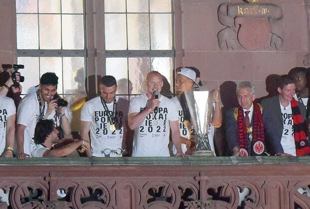 19.05.2022, xhbx, Fussball UEFA Europa League, Eintracht Frankfurt - empfang am Römer emspor, v.l. Mannschaft, Spieler von Eintracht Frankfurt , Sebastian Rode (Eintracht Frankfurt) (DFL DFB REGULATIONS PROHIBIT ANY USE OF PHOTOGRAPHS as IMAGE SEQUENCES and or QUASI-VIDEO) Frankfurt am Main