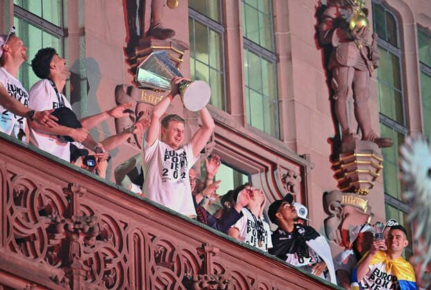 19.05.2022, xfux, Fussball UEFA Europa League, Eintracht Frankfurt - empfang am Römer emspor, v.l. Martin Hinteregger (Eintracht Frankfurt) zautz mit pokal (DFL DFB REGULATIONS PROHIBIT ANY USE OF PHOTOGRAPHS as IMAGE SEQUENCES and or QUASI-VIDEO) Frankfurt am Main