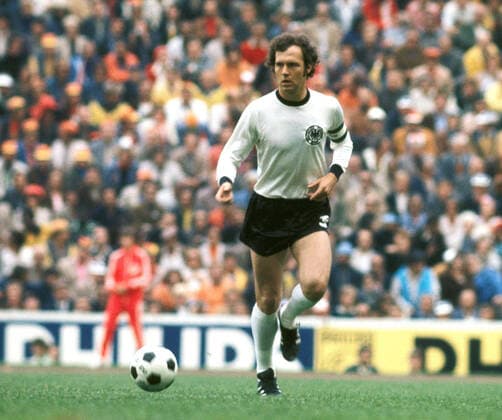 ARCHIVFOTO: Vor 50 Jahren, am 26. Mai 1972, wird das Muenchener Olympiastadion eroeffnet, Franz BECKENBAUER, Deutschland, Aktion, Einzelaktion Endspiel Finale Deutschland - Holland 2:1, am 07.07.1974 Fussball Weltmeisterschaft 1974 in Deutschland Â *** ARCHIVE PHOTO 50 years ago, on 26 May 1972, the Munich Olympic Stadium is opened, Franz BECKENBAUER, Germany, action, individual action Final Germany Holland 2 1, on 07 07 1974 Football World Cup 1974 in Germany Â