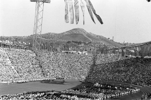 ARCHIVFOTO: Vor 50 Jahren, am 26. Mai 1972, wird das Muenchener Olympiastadion eroeffnet, Eroeffnungsfeier der Olympischen Spiele, die Athleten ziehen in das Olympiastadion ein, SW-Aufnahme, 26.08.1972. Olympische Sommerspiele 1972 in Muenchen vom 26.08. - 11.09.1972, Spiele 72 der XX. Olympiade, Â