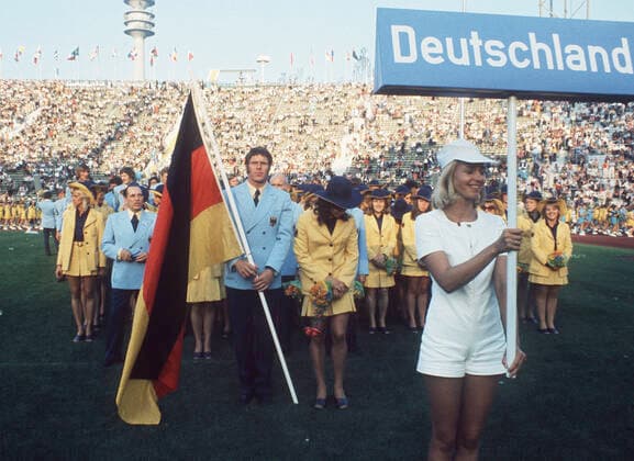 ARCHIVFOTO: Vor 50 Jahren, am 26. Mai 1972, wird das Muenchener Olympiastadion eroeffnet, Die deutsche Mannschaft, mit dem Fahnentraeger Detlef LEWE (Kanu, Kanute), nach dem Einmarsch ins Olympiastadion; XX. Olympischen Sommerspiele in Muenchen vom 26.08.1972 - 10.09.1972 Â *** ARCHIVE PHOTO 50 years ago, on 26 May 1972, the Olympic Stadium in Munich is opened, the German team, with the flag bearer Detlef LEWE canoe, canoeist , after entering the Olympic Stadium XX Summer Olympic Games in Munich from 26 08 1972 10 09 1972 Â