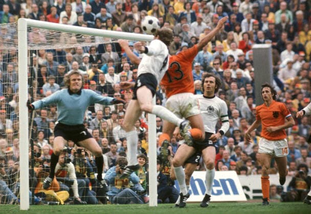 ARCHIVFOTO: Vor 50 Jahren, am 26. Mai 1972, wird das Muenchener Olympiastadion eroeffnet, Franz BECKENBAUER mitte (GER) und Johan CRUYFF re. (Holland) sehen beim Kopfball von Berti VOGTS zu , im Tor Sepp MAIER (GER) Endspiel Finale Deutschland - Holland 2:1, am 07.07.1974 Fussball Weltmeisterschaft 1974 in Deutschland Ã‚Â *** ARCHIVE PHOTO 50 years ago, on 26 May 1972, the Olympic Stadium in Munich is opened, Franz BECKENBAUER center GER and Johan CRUYFF re Holland watch the header of Berti VOGTS, in goal Sepp MAIER GER Final Germany Holland 2 1, on 07 07 1974 Football World Cup 1974 in Germany ÃÂ